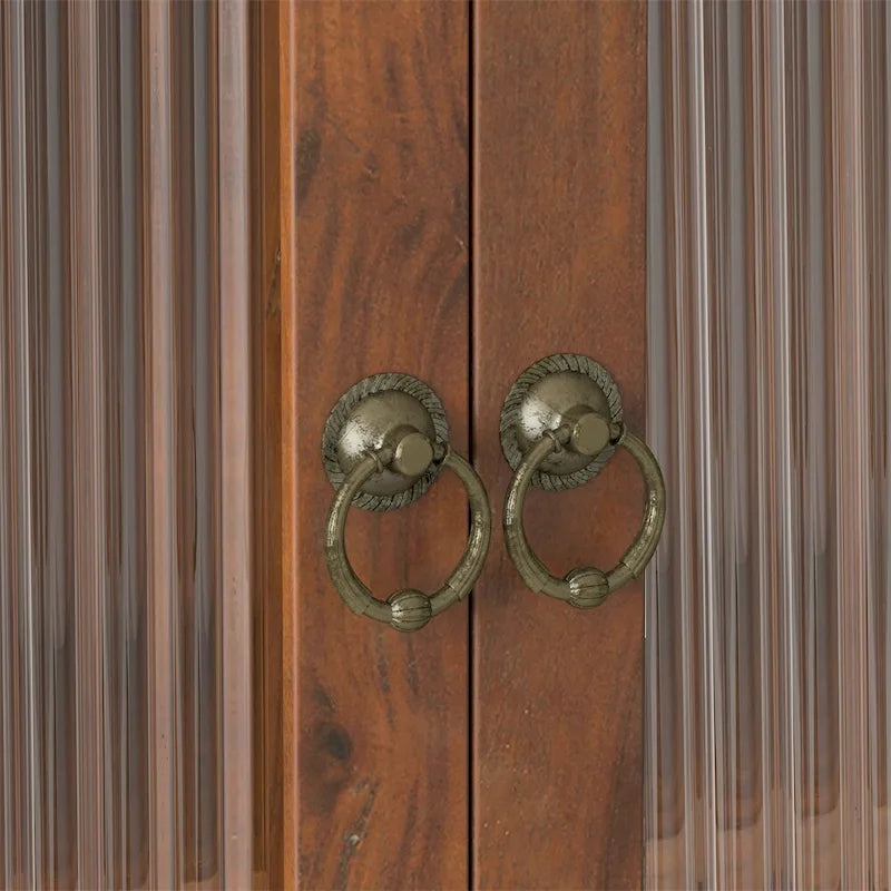 Armario de pared vintage de dos puertas con vidrio estriado y tres niveles