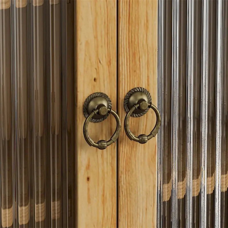 Armario de pared vintage de dos puertas con vidrio estriado y tres niveles