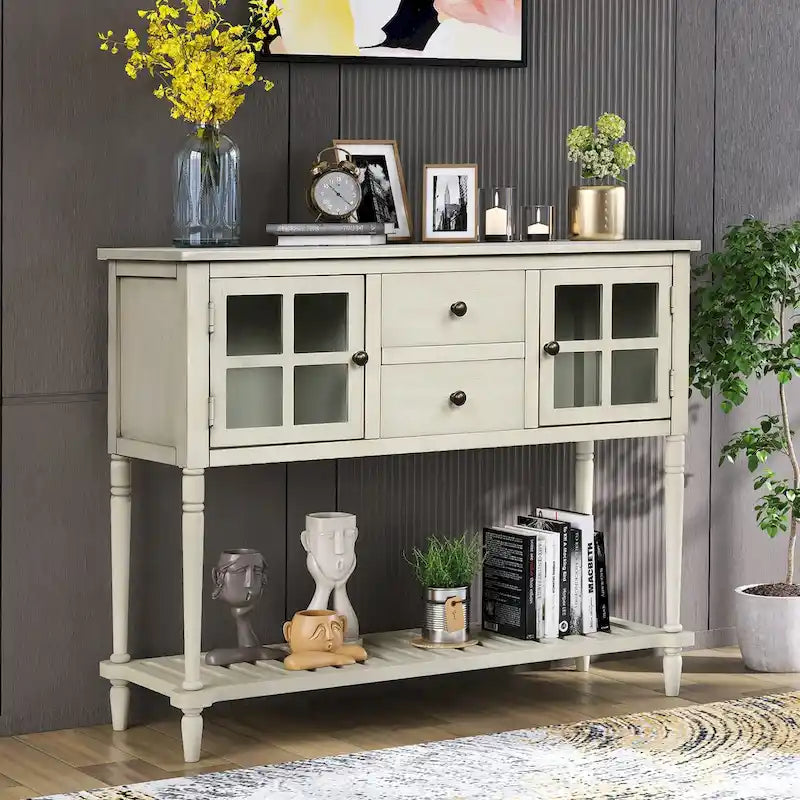 Sideboard im Landhausstil aus Holz und Glas mit Schubladen und unterem Regalboden