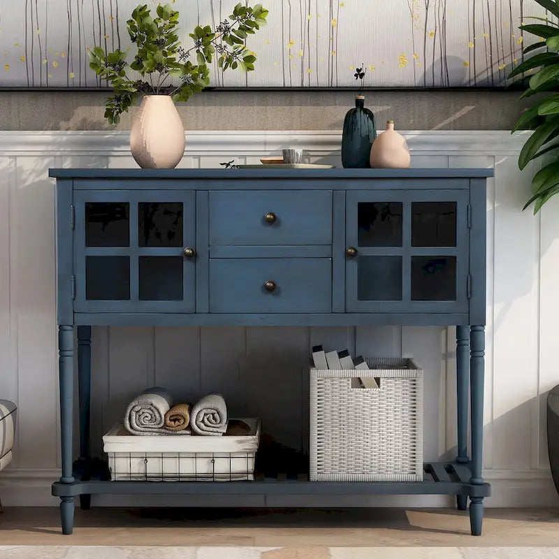 Sideboard im Landhausstil aus Holz und Glas mit Schubladen und unterem Regalboden
