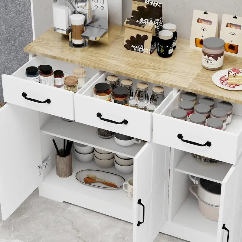Weißes Sideboard im Landhausstil mit 3 Schubladen und 3 Türen