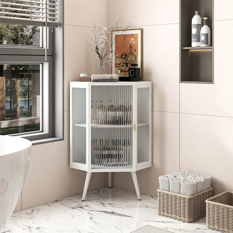 Eckschrank für den Boden mit Tür aus gehärtetem Glas und Einlegeböden